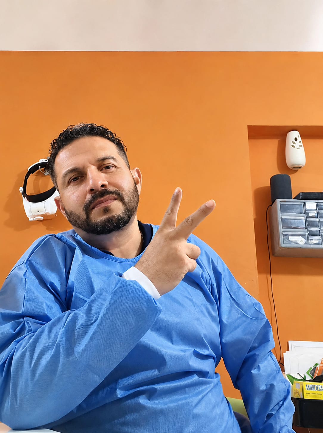 Dr. Milton González en el consultorio